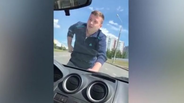 Shkatërron veturën e ish-gruas, për t’ia marrë vajzën që ishte ulur brenda (Video)