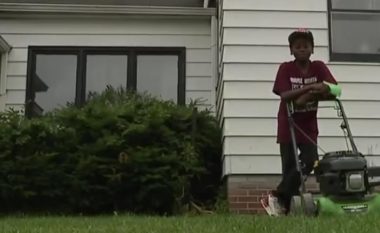 Dymbëdhjetëvjeçari fitonte duke ua prerë barin fqinjëve, dikush e raportoi pikërisht për këtë në polici – “krimin” që e bëri sot po i sjell shumë para (Video)  