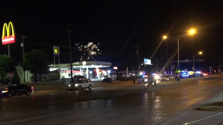 Deshi t’ia vjedh veturën brenda të cilës ishin dy fëmijët, nëna e tyre arrin të futet brenda dhe ta qëllojë me revole hajnin (Video)