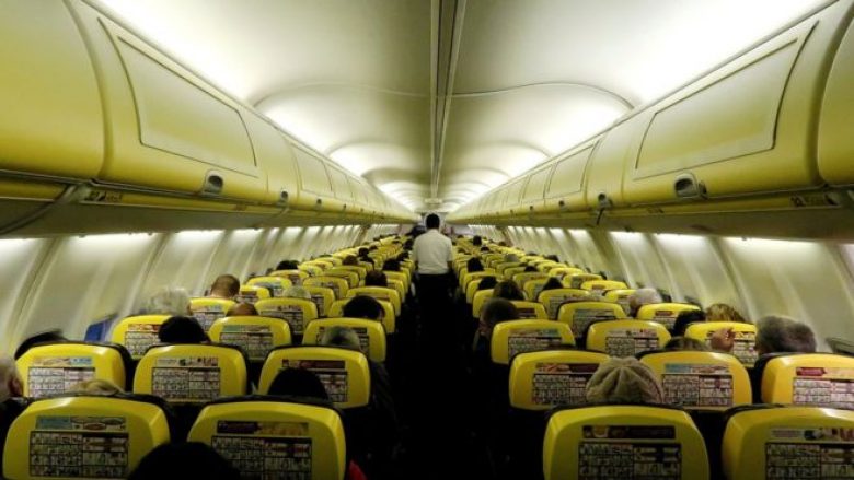 Aeroplani humb kontrollin e kabinës, lëndohen 30 pasagjerë