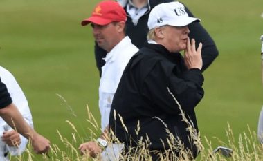 Trumpit si bënë përshtypje protesta kundër vizitës së tij në Mbretërinë e Bashkuar, vendos të luaj golf (Foto/Video)