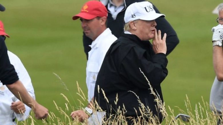 Trumpit si bënë përshtypje protesta kundër vizitës së tij në Mbretërinë e Bashkuar, vendos të luaj golf (Foto/Video)