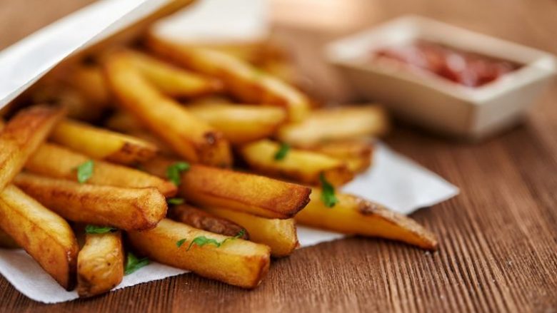 Piqeni pomfritin fare pa vaj: Shumë më të shijshëm, shumë më të shëndetshëm! (Video)