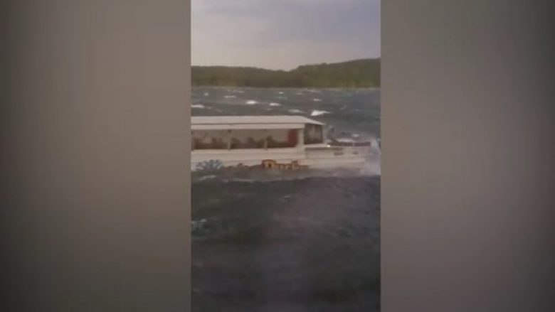 Për shkak të erërave të forta fundoset anija me turistë në Missouri, humbin jetën 13 persona (Video)