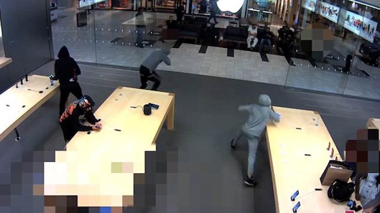 Vjedhin 21 telefona iPhone 8 dhe iPhone X para hundëve të punonjësve të dyqanit Apple në New York, vlera e tyre kapë shumën e 19 mijë dollarëve (Video)
