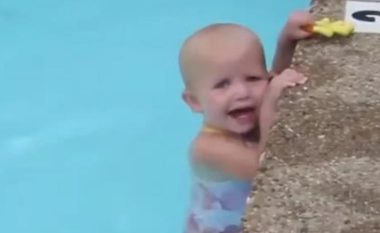Ende nuk di të ecë, por noton si profesionist: Bebja i ka ngazëllyer të gjithë në internet! (Video)