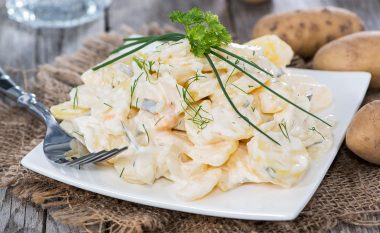 Sallatë angleze me patate: Shtojca më e bukur me mish peshku ose mish viçi!