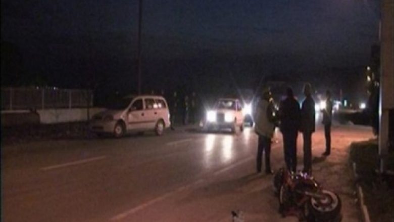 Makina përplas motorin në Elbasan, në gjendje të rëndë një person