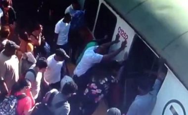 I ngec këmba mes platformës dhe trenit, gruaja refuzon ndihmën e mjekëve – sigurimi shëndetësor nuk do t’ia mbulonte shpenzimet (Video)