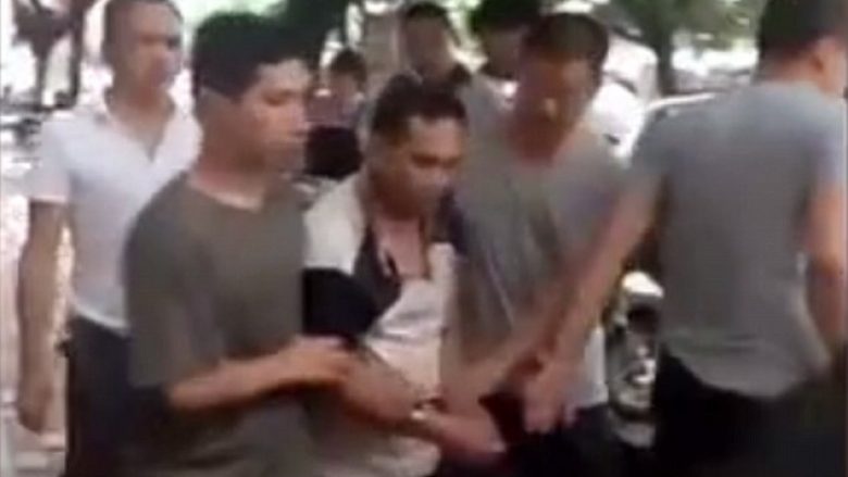 Rrëmben trevjeçaren që e josh me ëmbëlsira, policia kineze arreston burrin dhe shpëton vogëlushen (Video)