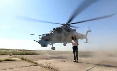 Gazetarja po raportonte live nga baza ajrore në Azerbajxhan, kur vetëm pak centimetra mbi kokën e saj fluturoi helikopteri luftarak (Video)