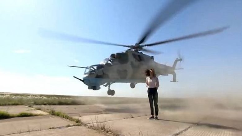 Gazetarja po raportonte live nga baza ajrore në Azerbajxhan, kur vetëm pak centimetra mbi kokën e saj fluturoi helikopteri luftarak (Video)