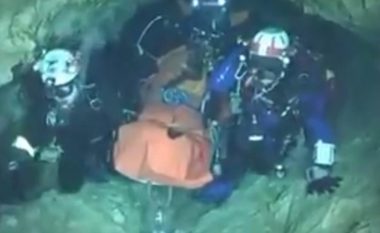 Televizioni tajlandez publikon pamjet kur zhytësit shpëtojnë katër djemtë e fundit të ngujuar në shpellë (Video)