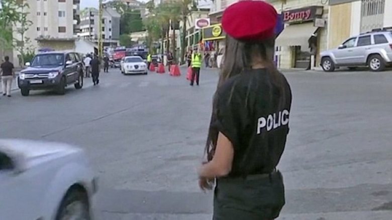 Për të tërhequr sa më shumë turistë nga perëndimi, kryetari i një qyteti në Liban detyron policet të veshin pantallona të shkurtra (Foto/Video)