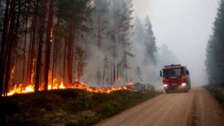 Lufta kundër zjarreve në malet suedeze (Foto)