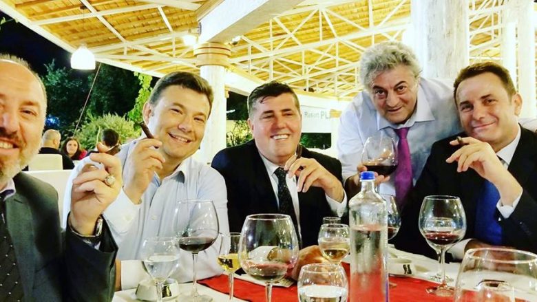 Mirënjohjet e “ambasadorit” Feigenbaltt dhe festa me puro e verë (FOTO)