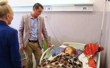 Ministri Gashi viziton këngëtaren Nexhmije Pagarusha në spital