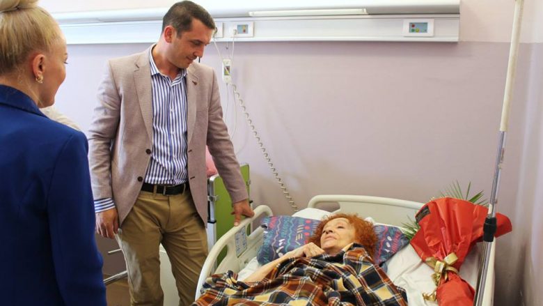 Ministri Gashi viziton këngëtaren Nexhmije Pagarusha në spital