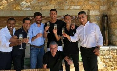 Publikohet foto e Ronaldos me presidentin Agnelli dhe menaxherin e tij Mendes pas zyrtarizmit të marrëveshjes