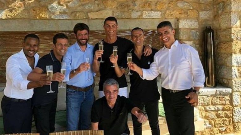 Publikohet foto e Ronaldos me presidentin Agnelli dhe menaxherin e tij Mendes pas zyrtarizmit të marrëveshjes