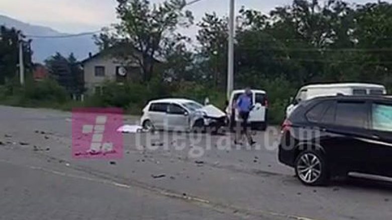 Një i vdekur e dy të lënduar rëndë në një aksident trafiku në Pejë (Foto)