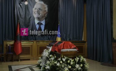 Përfundon seanca komemorative  në nderim të Demaçit, vazhdojnë homazhet në hollin e Kuvendit (Foto)