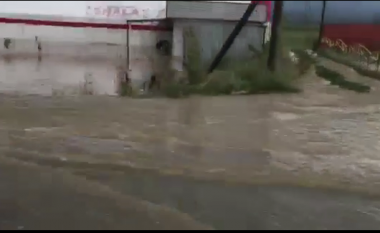 Magjistralja Prishtinë-Mitrovicë vërshohet nga uji (Video)
