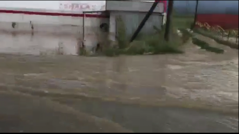 Magjistralja Prishtinë-Mitrovicë vërshohet nga uji (Video)