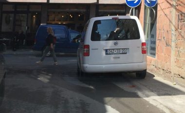 Vetura zyrtare parkohet në rrugë, pengon trafikun në Prizren (Foto)