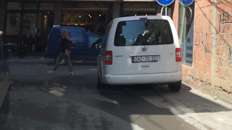 Vetura zyrtare parkohet në rrugë, pengon trafikun në Prizren (Foto)