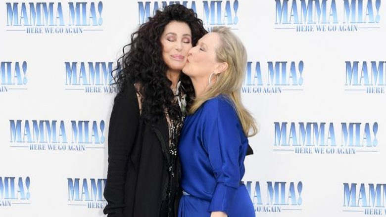 Cher dhe Meryl Streep shkëmbejnë puthje në buzë