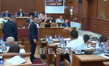 Asamblisti i PDK-së sulmon me shishe uji kryesuesin e Kuvendit komunal në Prizren–dhe nuk ndalon me kaq! (Video)