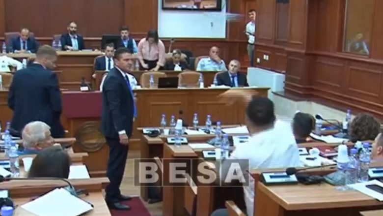 Asamblisti i PDK-së sulmon me shishe uji kryesuesin e Kuvendit komunal në Prizren–dhe nuk ndalon me kaq! (Video)