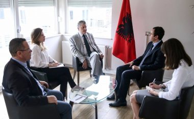 Kurti takon ambasadorin francez, flasin për dialogun Kosovë-Serbi