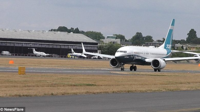 Aeroplani që bën ngjitje gati vertikale, i gatshëm për pasagjerë (Video)