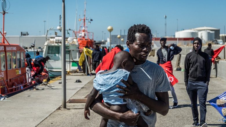 Afro 400 refugjatë po qëndrojnë në kampet e improvizuara në Spanjë, zyrtarët po ankohen për një “Lampedusa të re” (Foto)