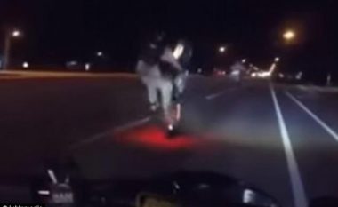Akrobacioni i rrezikshëm sipër motoçikletës nuk shkoi si duhet, ngasësi u përplas keq për asfalti (Video)