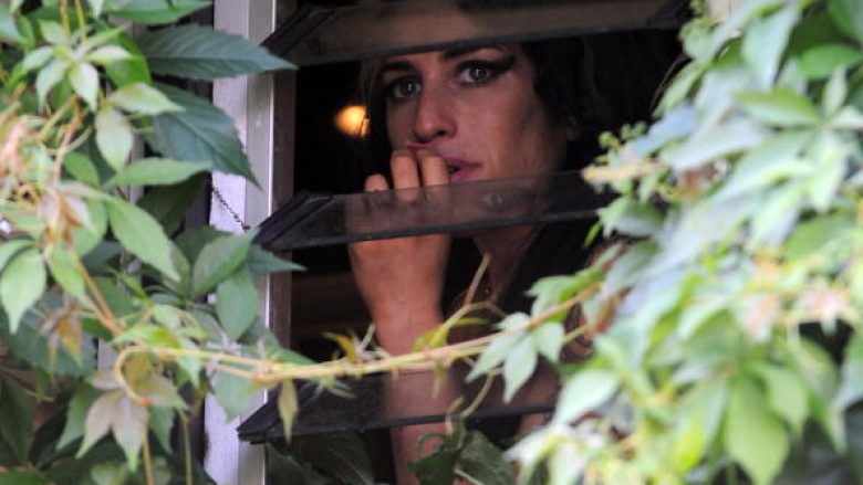 Publikohen foto të papara të Amy Winehouset