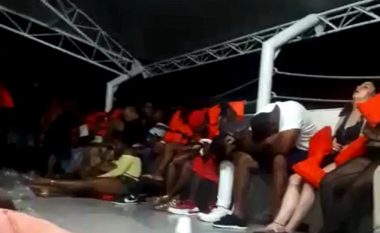Dëmtohet anija gjatë lundrimit, bllokohen 300 turistë ne mes të detit për tetë orë (Video)