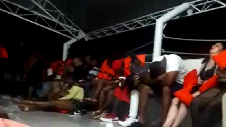 Dëmtohet anija gjatë lundrimit, bllokohen 300 turistë ne mes të detit për tetë orë (Video)
