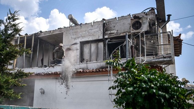 Arrestohen katër persona që vodhën në shtëpitë e braktisura, të zonës që përfshirë nga zjarri në Greqi (Foto)