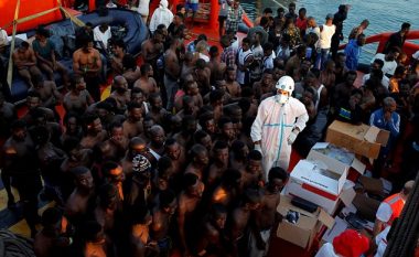 Autoritetet spanjolle shpëtuan rreth 500 refugjatë, lundronin në Detin Mesdhe me barka të improvizuara (Foto)