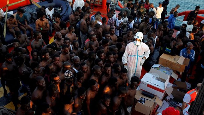 Autoritetet spanjolle shpëtuan rreth 500 refugjatë, lundronin në Detin Mesdhe me barka të improvizuara (Foto)