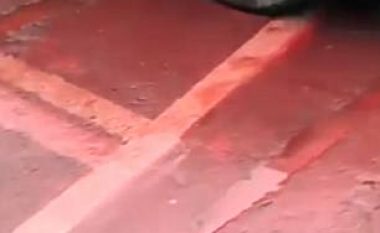 Bie ‘shi i kuq’ banorët frikësohen se mund të jetë ndonjë ogur i keq (Video)