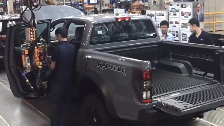 Brenda punëtorisë tajlandeze ku prodhohet Ford Ranger Raptor (Video)