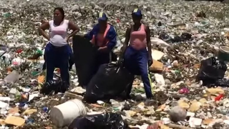Brigjet e kryeqytetit të Republikës Dominikane përfshihen nga sasi enorme mbeturinash (Video)
