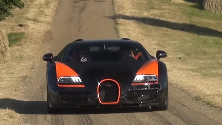 Bugatti Veyron shpejtoi nëpër shtigjet rurale, para se të bënte disa rrathë të shpejta (Video)