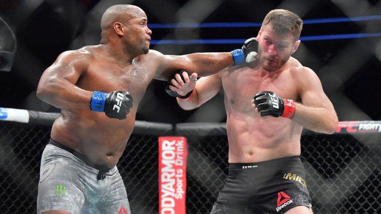 Cormier triumfon ndaj Miocic dhe shpallet kampion i peshave të rënda në UFC, barazon arritjen e McGregorit