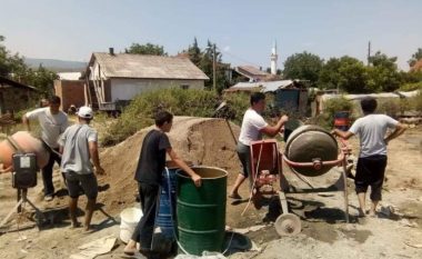 Banorët e Demir Kapisë në aksion, ndërtojnë shtëpi për një familje 11 anëtarëshe (Foto)
