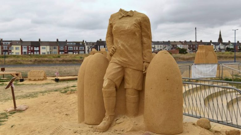 Dëmtuan qëllimisht statujat e rërës, të ngritura për nder të heronjve britanikë (Foto)